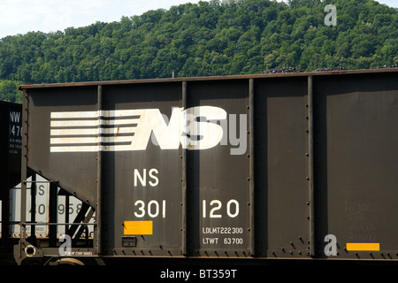 Un gros plan de la Norfolk Southern Railway sur une gondole du logo et de la marque de voiture de charbon dans la région de West Virginia, USA. Banque D'Images