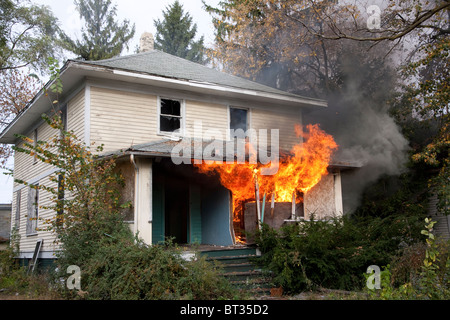 Feu à la maison vacante Midwest USA Banque D'Images