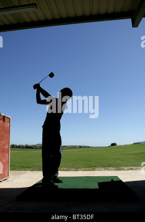 Teenage boy at driving range Banque D'Images