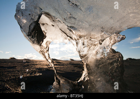 Une glace fondante à berg de glace Jökulsárlón lagon qui est l'un des endroits les plus visités de l'Islande. Banque D'Images