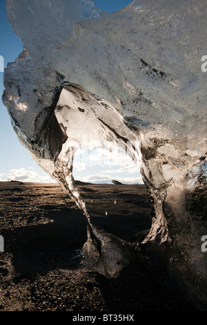 Une glace fondante à berg de glace Jökulsárlón lagon qui est l'un des endroits les plus visités de l'Islande. Banque D'Images