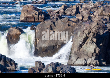 Kayak sur la rivière Potomac, Great Falls National Park, Virginia Banque D'Images