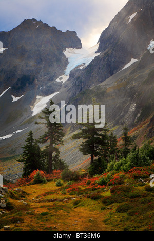 Col Cascade Mountain passent au-dessus de la partie nord de la chaîne des Cascades, dans la région de North Cascades National Park dans l'état de Washington, USA Banque D'Images