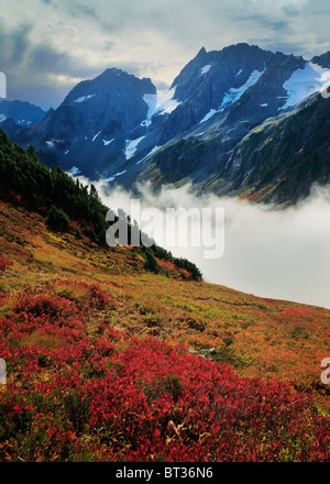 Col Cascade Mountain passent au-dessus de la partie nord de la chaîne des Cascades, dans la région de North Cascades National Park dans l'état de Washington, USA Banque D'Images