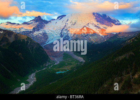 Lever du soleil au lever du soleil sur le Mont Rainier avec la rivière Blanche ci-dessous Banque D'Images