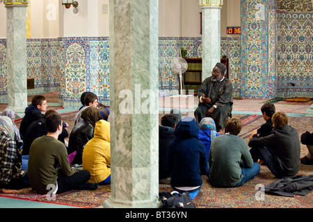 Classe de collège, une excursion sur l'écoute d'un imam à la mosquée du Centre islamique de Washington, Washington DC Banque D'Images