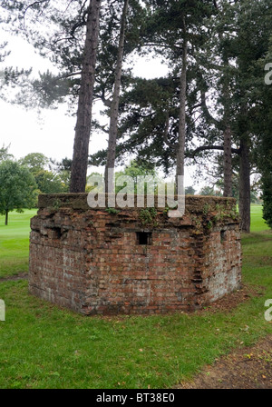 Une brique construit comprimé fort, une embrasure de la seconde guerre mondiale sur le bord d'un parc public à Luton Bedfordshire UK Banque D'Images