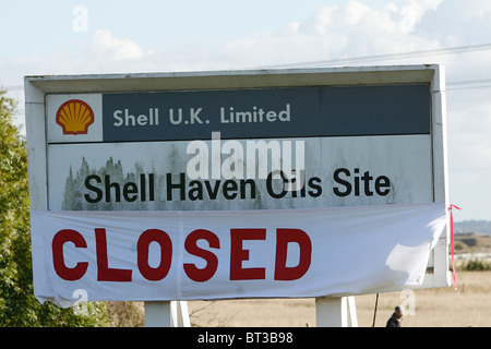 Les manifestants de Crude Awakening bloquer les routes menant à la raffinerie de pétrole Shell à Stanford Essex Banque D'Images