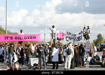 Les manifestants de Crude Awakening bloquer les routes menant à la raffinerie de pétrole Shell à Stanford Essex Banque D'Images