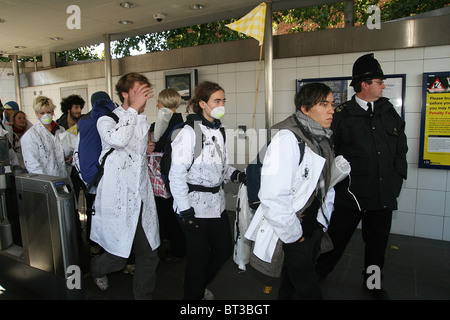 Les manifestants de Crude Awakening bloquer les routes menant à la raffinerie de pétrole Shell à Stanford Essex Banque D'Images