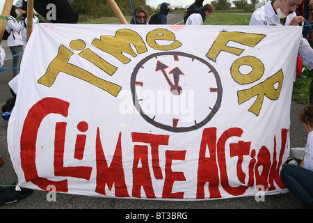 Les manifestants de Crude Awakening bloquer les routes menant à la raffinerie de pétrole Shell à Stanford Essex Banque D'Images