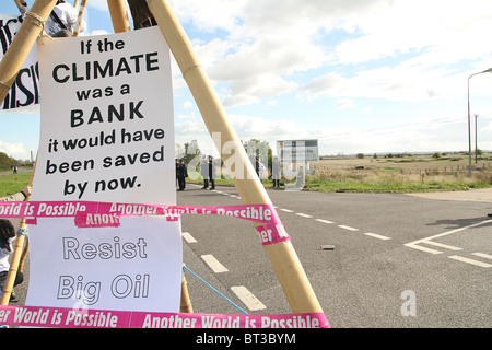 Les manifestants de Crude Awakening bloquer les routes menant à la raffinerie de pétrole Shell à Stanford Essex Banque D'Images