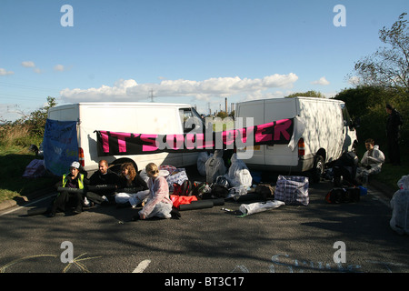 Les manifestants de Crude Awakening bloquer les routes menant à la raffinerie de pétrole Shell à Stanford Essex Banque D'Images