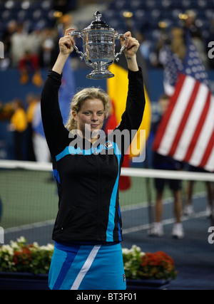 Kim Clijsters de Belgique avec l'US Open 2010 trophée Banque D'Images