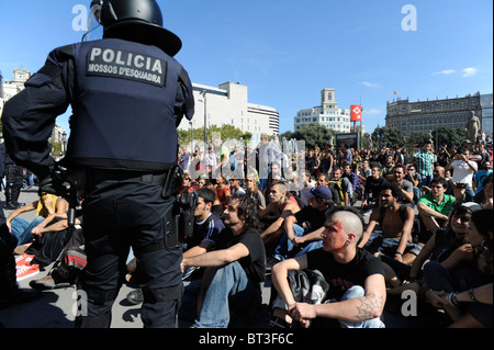La police anti-émeute contre des manifestants du moniteur système dans les affrontements à la centre-ville pendant la grève générale . Banque D'Images