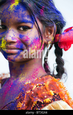 Jeune indienne couvert de poudre de couleur pigment. L'Inde Banque D'Images