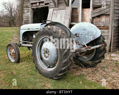 Il s'agit d'une version non restaurés de la Little Grey Fergie le tracteur Ferguson fergy plateau construit en 1950 en attente d'être secouru Banque D'Images