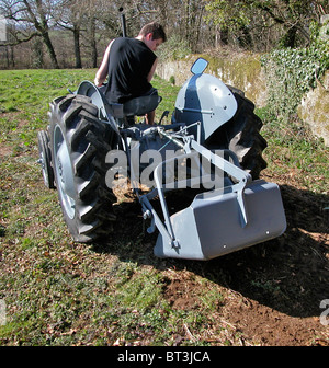 Un tracteur Ferguson 1948 Plateau travaillent encore dans le Sussex. Connu comme un peu gris fergy (Fergie) il a été conçu par Harry Ferguson Banque D'Images