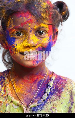 Jeune indienne couverte de pigments en poudre de couleur Banque D'Images