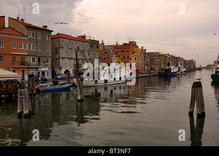 Chioggia, Canal St Dominique, bateaux de pêche, lagune, Venise, Italie Banque D'Images