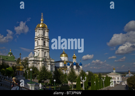 Vieille Femme marches de Pochayiv Lavra Monastère de la Dormition, l'ouest de l'Ukraine Banque D'Images