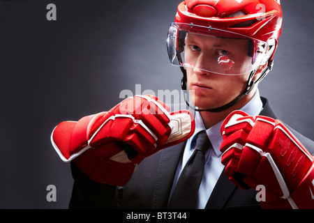 Portrait de sportif en combinaison, gants et casque rouge Banque D'Images