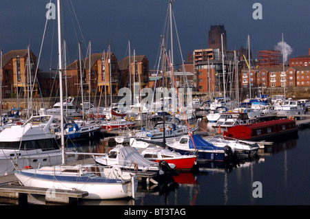 Bateaux et yachts amarrés dans la Marina de Liverpool. Banque D'Images