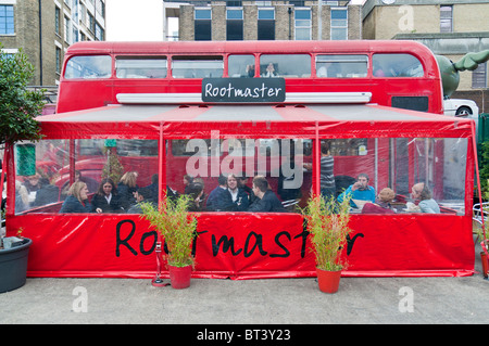 Londres - le 17 octobre : : Restaurant construit à l'intérieur de vieux double decker routemaster busin Bricklane, marché qui a lieu tous les Sunda Banque D'Images