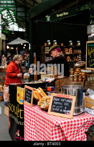 Un sandwich français produire décroche à Borough Market, Southwark, London, England, UK Banque D'Images