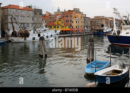 Chioggia, Canal St Dominique, bateaux de pêche, lagune, Venise, Italie Banque D'Images