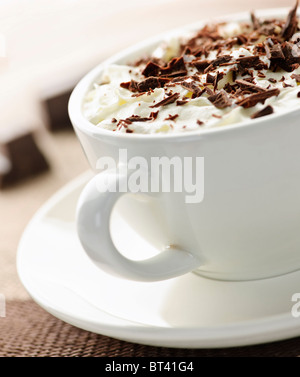 Du chocolat chaud avec des copeaux de chocolat et crème fouettée Banque D'Images