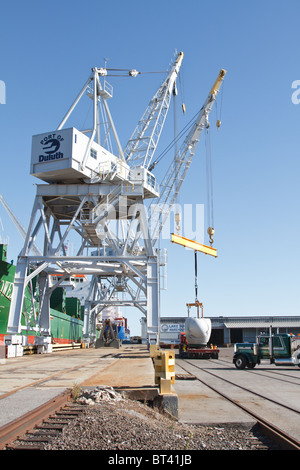 Moteur d'une éolienne est en cours de déchargement d'un navire sur un semi dans un port de Duluth, Minnesota Banque D'Images