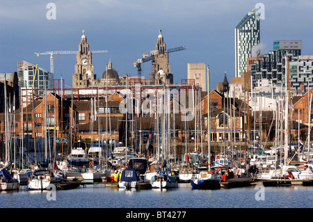 Avis de Liverpool à la Marina vers Liverpool Liver Building et appartements du centre-ville. Banque D'Images