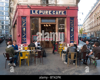 Café typique sur coin de rue dans le quartier du Marais de Paris France Banque D'Images