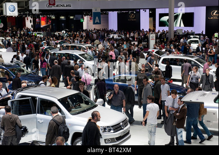 De nombreuses personnes se rendant sur le Paris Motor Show 2010 Banque D'Images