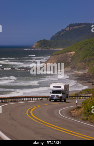 FLORENCE, Oregon, USA - la circulation automobile sur la pittoresque Route 101 sur la côte de l'Oregon central. Banque D'Images