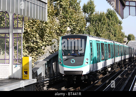 Paris, Métro train approchant La Chapelle gare Banque D'Images