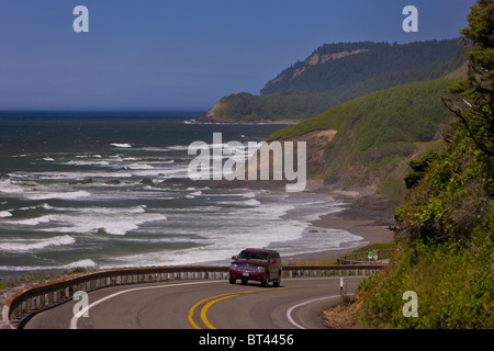 FLORENCE, Oregon, USA - la circulation automobile sur la pittoresque Route 101 sur la côte de l'Oregon central. Banque D'Images