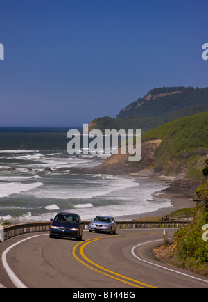 FLORENCE, Oregon, USA - la circulation automobile sur la pittoresque Route 101 sur la côte de l'Oregon central. Banque D'Images