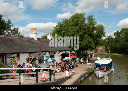 Les gens prendre des rafraîchissements à l'extérieur d'un magasin de thé à Foxton Locks sur le Grand Union Canal, Leicestershire, Angleterre. Banque D'Images