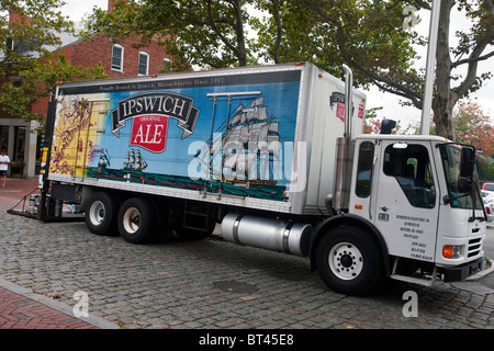 Ipswich Ale des camions de livraison de bière en stationnement sur rue pavée, à Salem, Massachusetts, États-Unis d'Amérique Banque D'Images