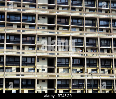 L'un de l'inspiration Le Corbusier blocs logement conçu par le CDC dans l'ouest de Alton, Roehampton, Londres du sud, SW15. Banque D'Images