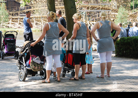 Les mères en attente dans le parc à thème Efteling Kaatsheuvel Pays-Bas Banque D'Images