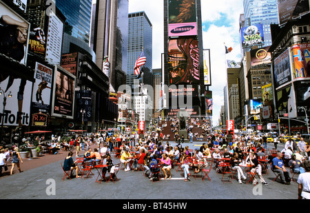 Profiter du soleil en été sur une section piétonne de Broadway, Times Square, New York. Banque D'Images