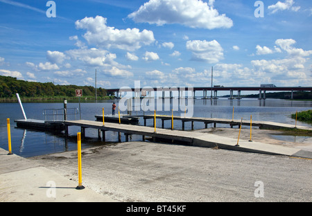 L'Interstate 4 pont où lac Monroe coule vers le nord dans la rivière St Johns à Sanford en Floride Banque D'Images