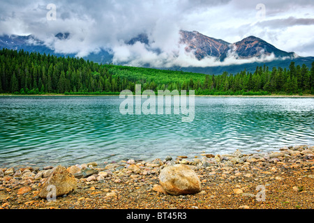 Patricia Lake et Pyramid Mountain dans le Parc National de Jasper, Canada Banque D'Images