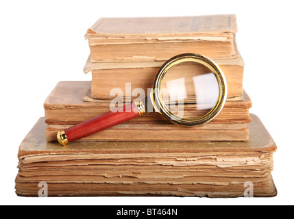 Pile de livres et loupe, isolé sur fond blanc Banque D'Images