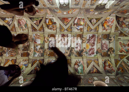 Rome. L'Italie. Foule de touristes la Chapelle Sixtine dans les Musées du Vatican. Banque D'Images