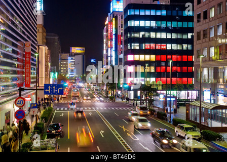 La rue animée de la ville asiatique à Yokohama, au Japon dans la nuit. Banque D'Images