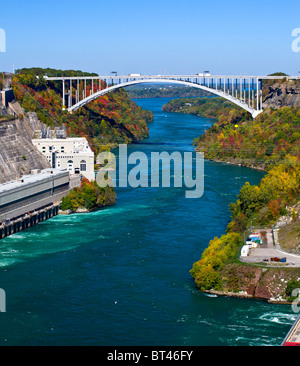 Niagara power generation station avec Sir Adam Beck - Lewiston Queenston Bridge sur la rivière Niagara Banque D'Images